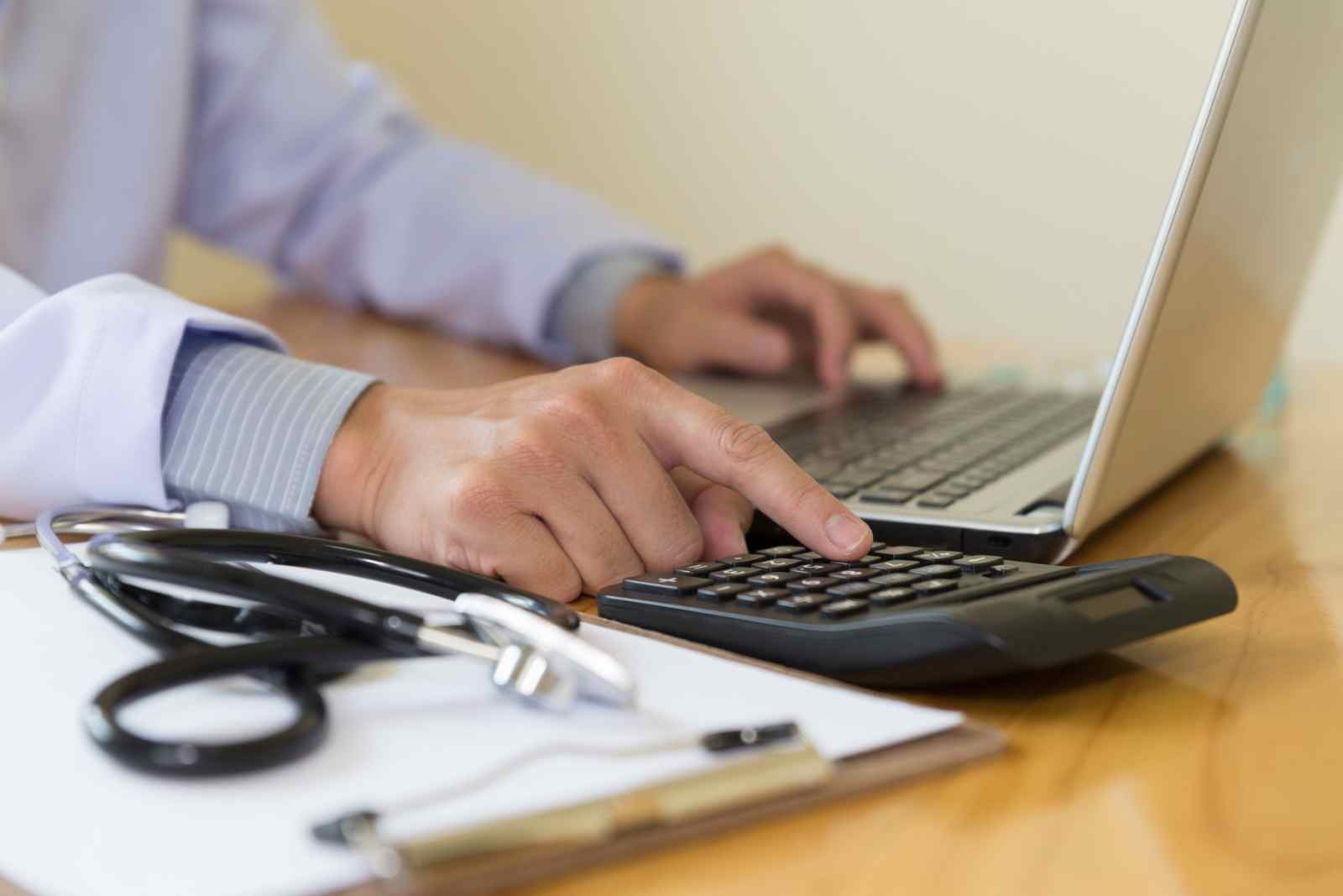 073858514-doctor-use-calculator-medical-