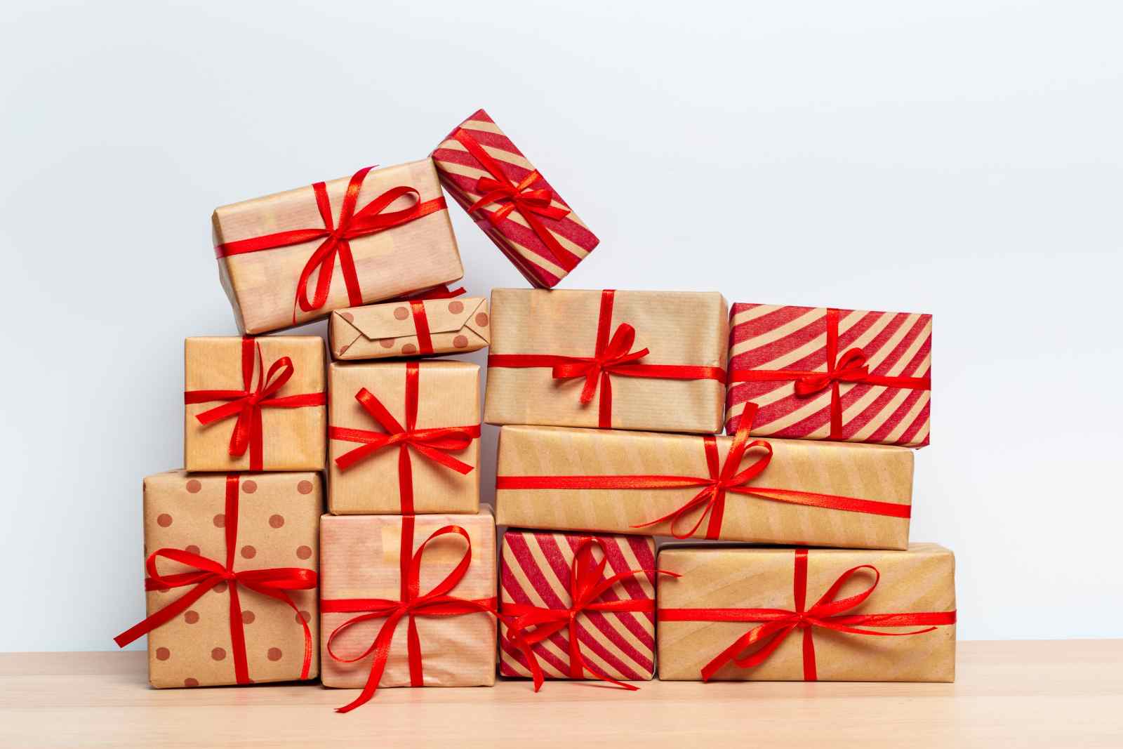 098180981-christmas-gift-box-tablet